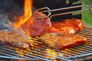 Grillfleisch auf einem Holzkohlegrill