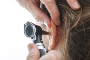 Inhalt des Artikels ist der Hörsturz und dessen Behandlungsmöglichkeiten. 