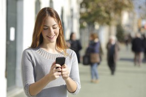 Frau mit Smartphone