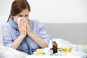 Frau mit Grippe und Medikamenten