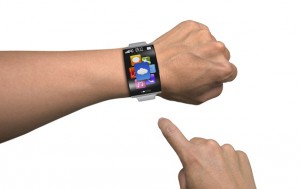 Mann mit Smartwatch